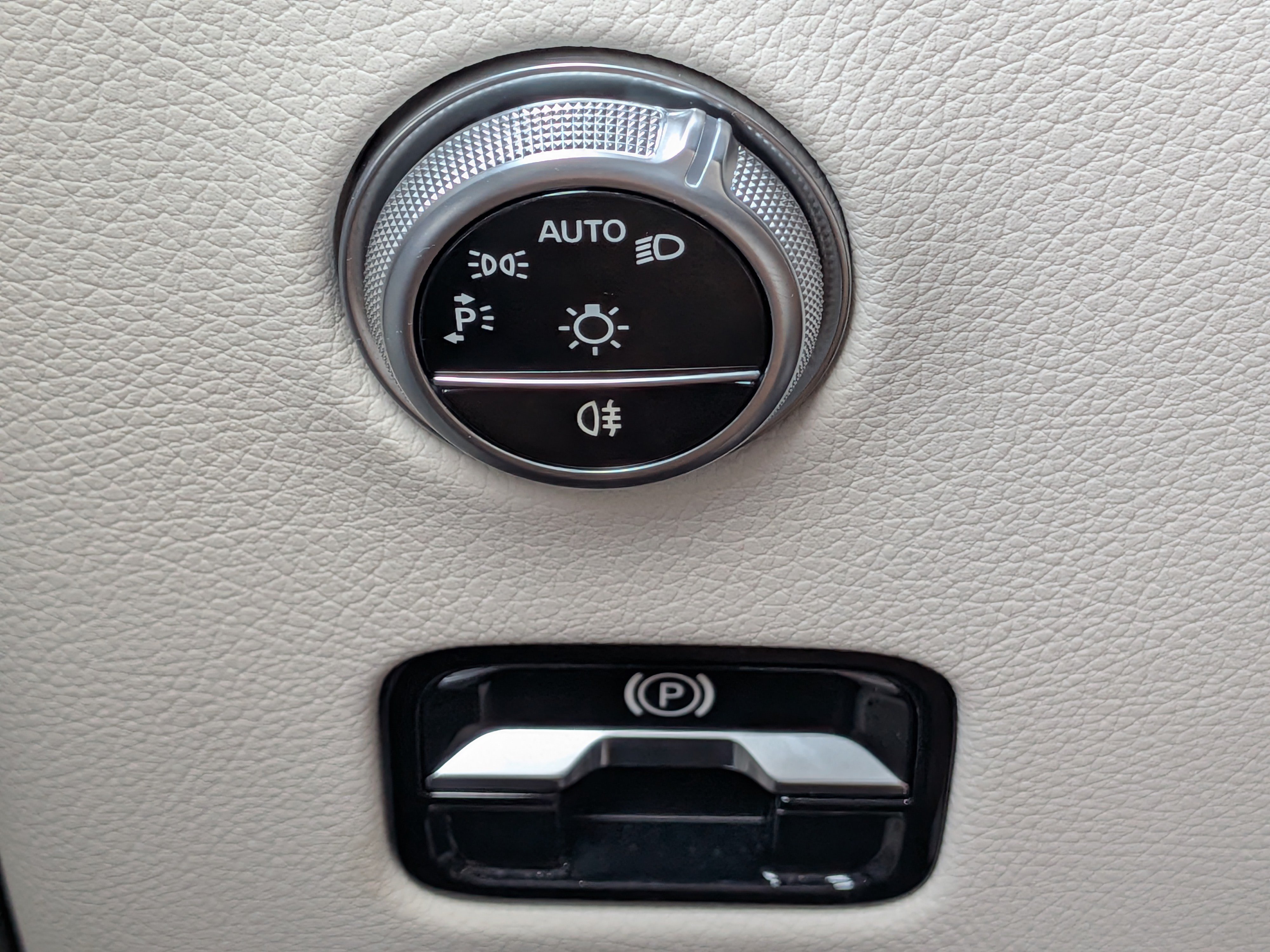 Used 2025 Mercedes-Benz GLC 350e 4MATIC image 25