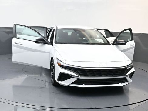 Used 2025 Hyundai Elantra Sport image 30