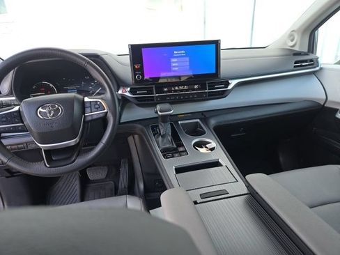 Used 2025 Toyota Sienna XLE w/ XLE Plus Package AWD/4WD image 12