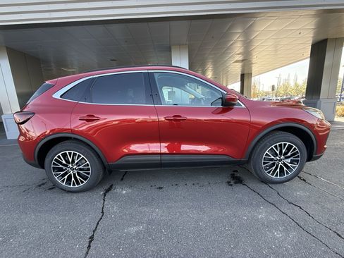 New 2025 Ford Escape SE w/ Class II Trailer Tow Package image 5