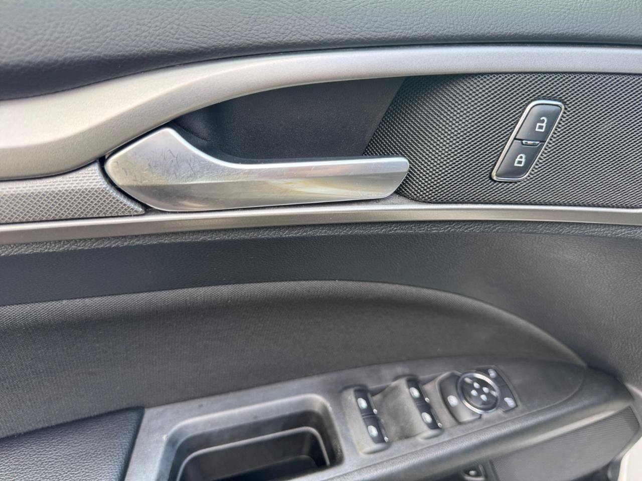 Used 2019 Ford Fusion SE FWD image 18