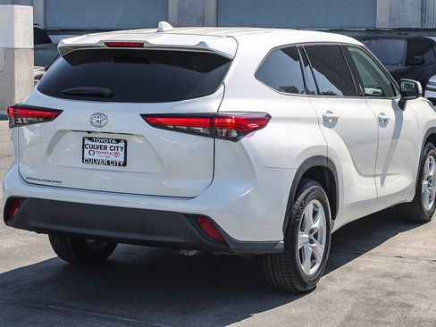 Used 2021 Toyota Highlander L FWD image 9