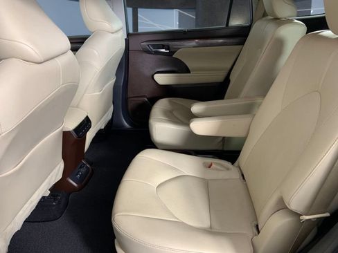 Used 2021 Toyota Highlander Limited FWD image 23