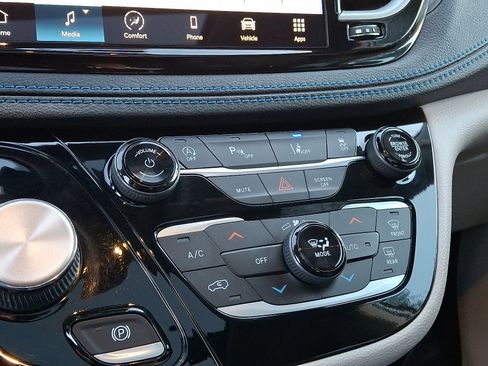 Used 2021 Chrysler Pacifica Touring-L w/ Uconnect Theater Family Group image 23