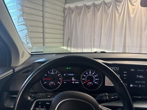 Used 2022 Kia Carnival LX image 18