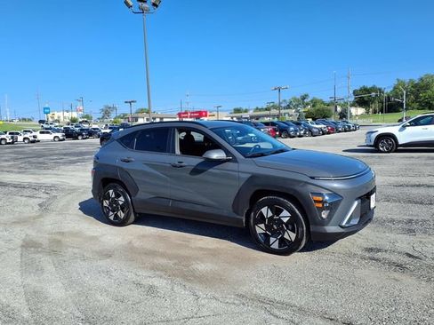 Used 2025 Hyundai Kona SEL FWD image 2