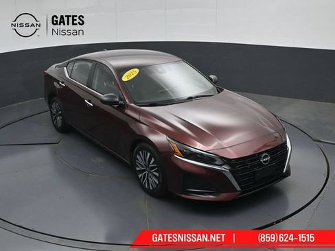 Used 2025 Nissan Altima 2.5 SV FWD image 45