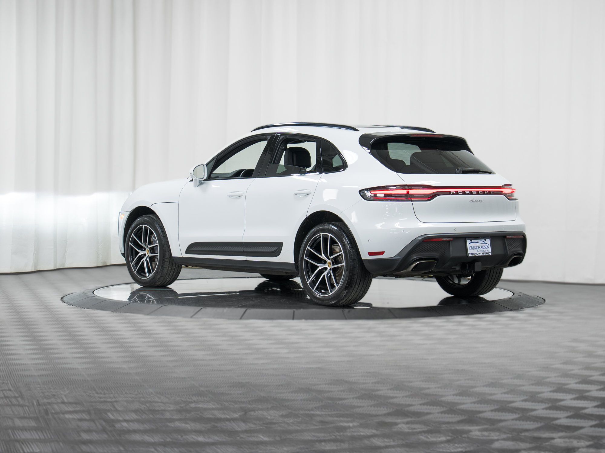 Certified 2023 Porsche Macan AWD/4WD image 31