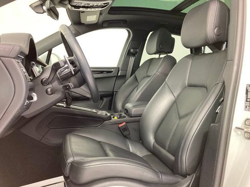 Certified 2022 Porsche Macan image 5