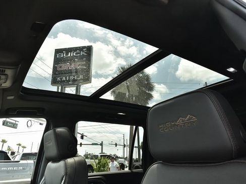 Used 2024 Chevrolet Suburban High Country image 11