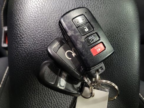 Used 2018 Toyota RAV4 XLE AWD/4WD image 18