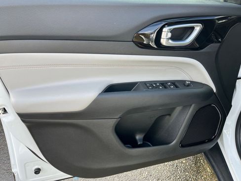 Used 2025 Jeep Compass Limited image 18