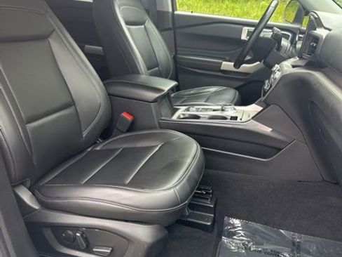 Used 2023 Ford Explorer XLT w/ Equipment Group 202A AWD/4WD image 44