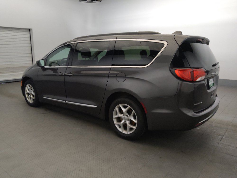 Used 2017 Chrysler Pacifica Touring-L w/ Tire & Wheel Group FWD image 3