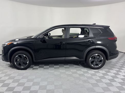 Used 2024 Nissan Rogue SV FWD image 2