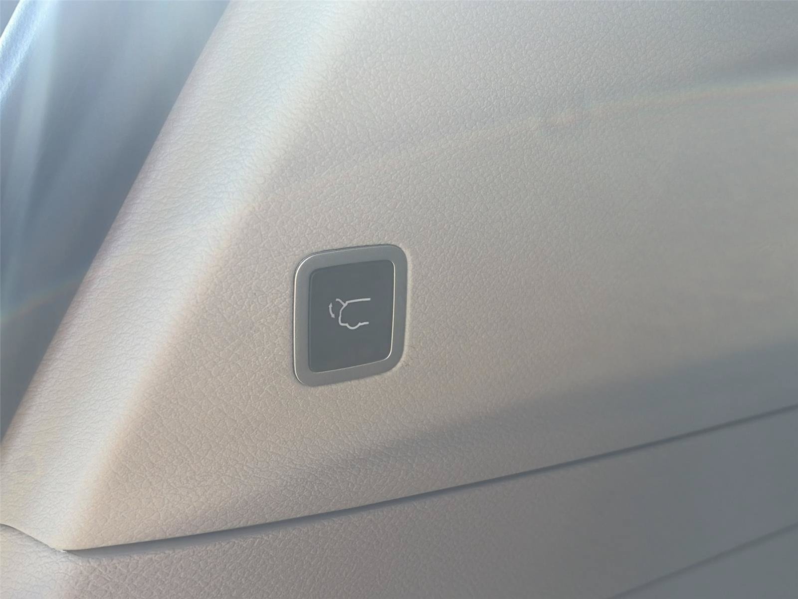 Used 2024 Chrysler Pacifica Touring-L FWD image 24