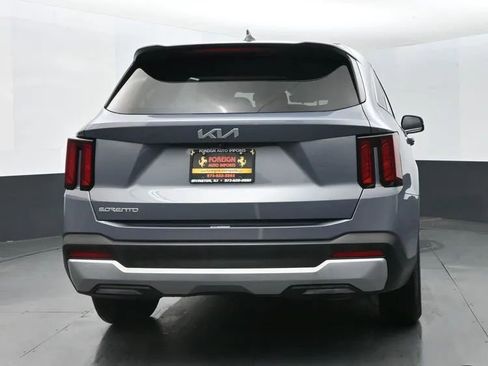Used 2024 Kia Sorento LX image 8