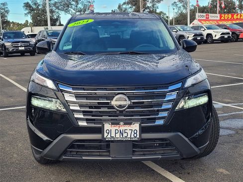 Used 2024 Nissan Rogue SV image 2