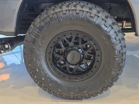 Used 2024 Ford F250 Platinum w/ FX4 Off-Road Package AWD/4WD image 19