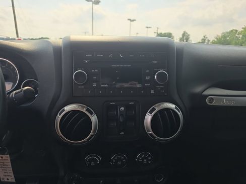 Used 2015 Jeep Wrangler Unlimited Rubicon w/ Dual Top Group AWD/4WD image 32