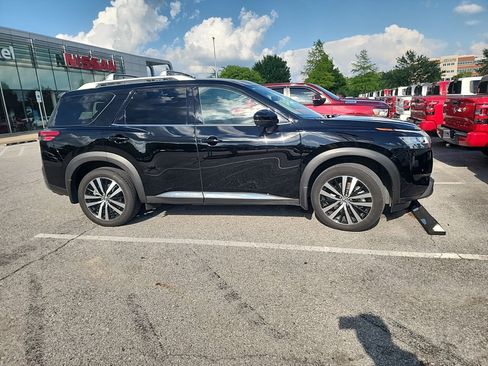 Used 2024 Nissan Pathfinder Platinum w/ Cargo Package AWD/4WD image 4