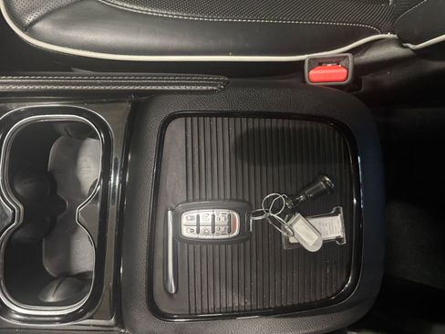 Used 2025 Chrysler Pacifica Limited image 22