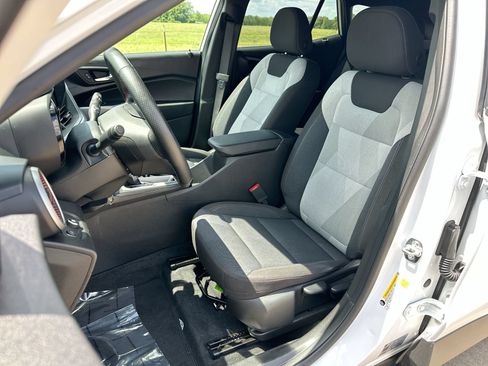 Used 2025 Chevrolet Trax RS w/ Sunroof Package FWD image 11