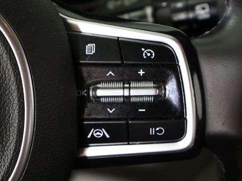 Used 2023 Kia Carnival LX FWD image 44