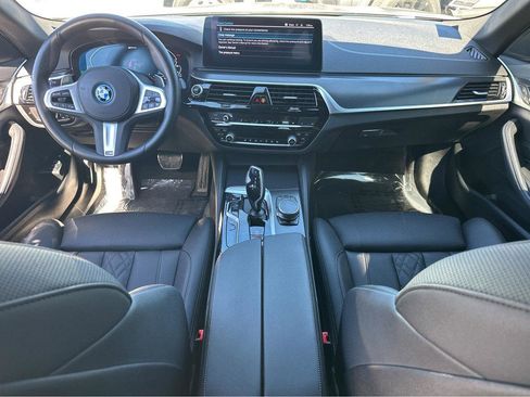 Used 2023 BMW 530e w/ M Sport Package image 4