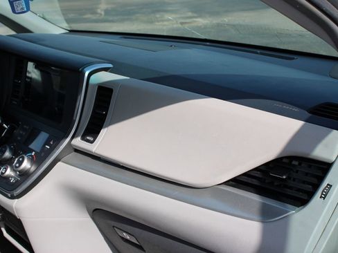 Used 2015 Toyota Sienna LE image 27