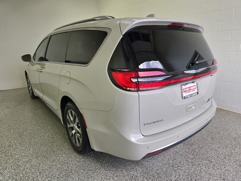 Used 2021 Chrysler Pacifica Pinnacle FWD image 5