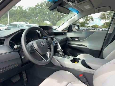 Used 2024 Toyota Venza LE image 12