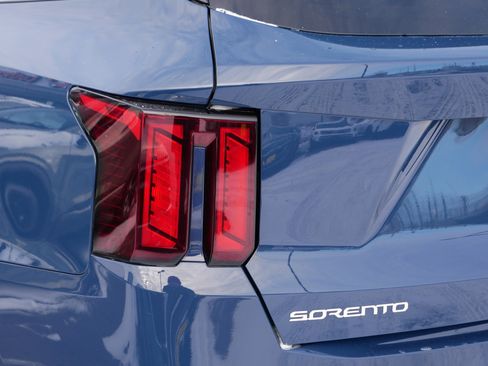 Certified 2025 Kia Sorento S image 17