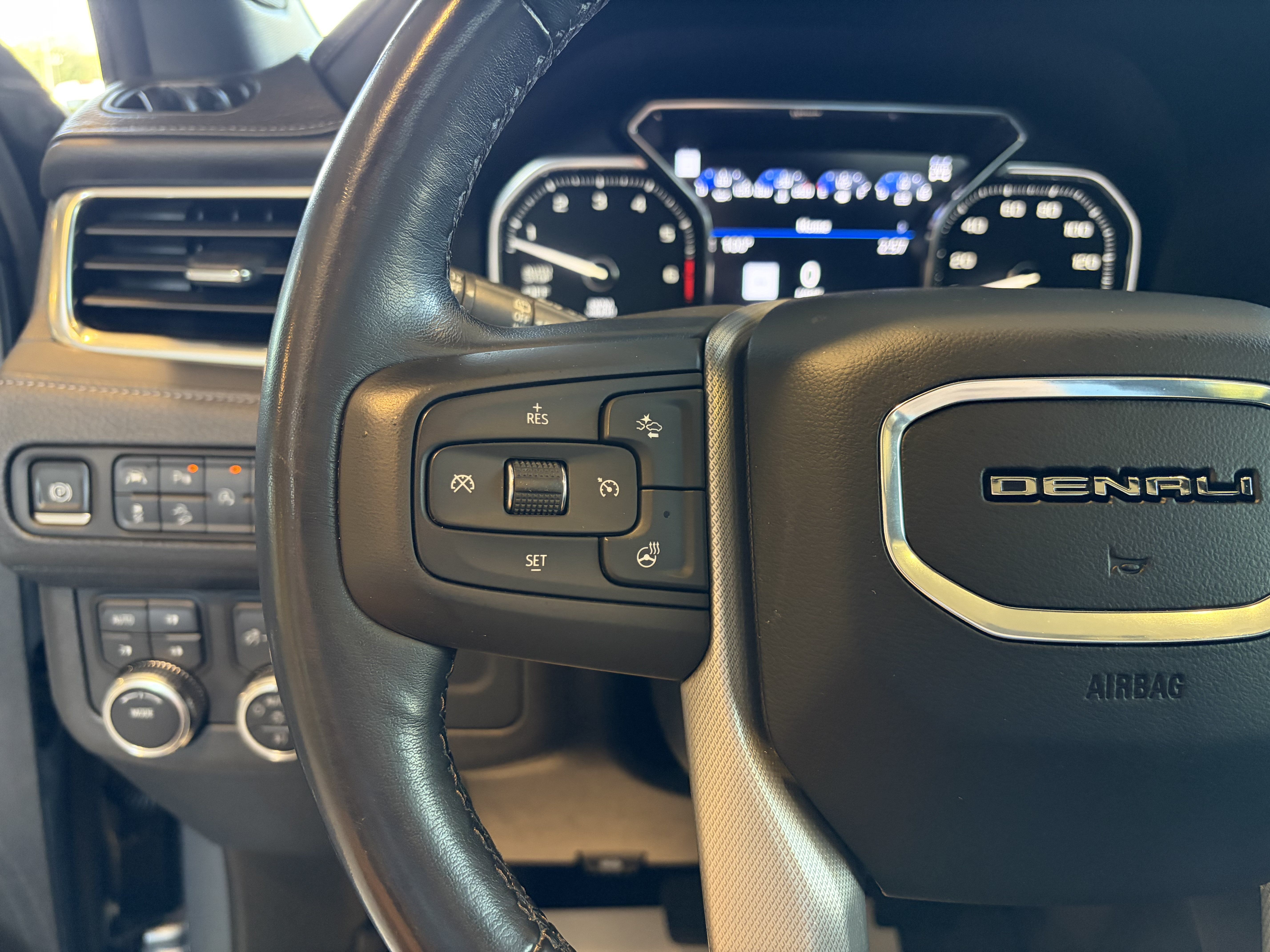 Used 2021 GMC Yukon Denali w/ Denali Premium Package AWD/4WD image 19