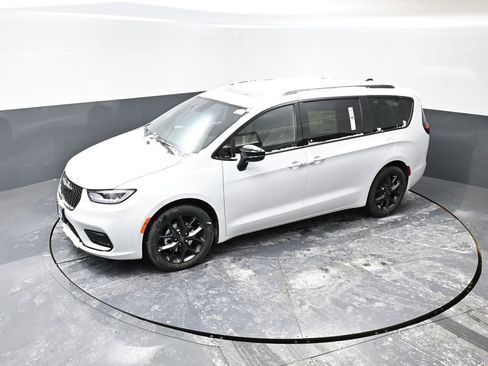 New 2026 Chrysler Pacifica Limited image 37