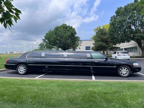 Used 2008 Lincoln Town Car Executive RWD image 2