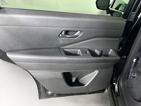 Used 2025 Nissan Pathfinder SV FWD image 25