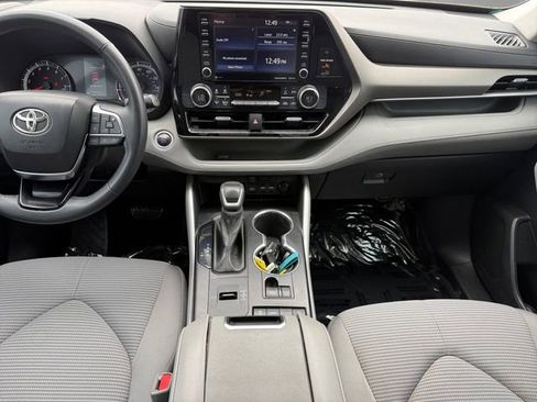Used 2021 Toyota Highlander LE FWD image 3