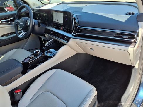 Used 2025 Kia Sportage EX image 8