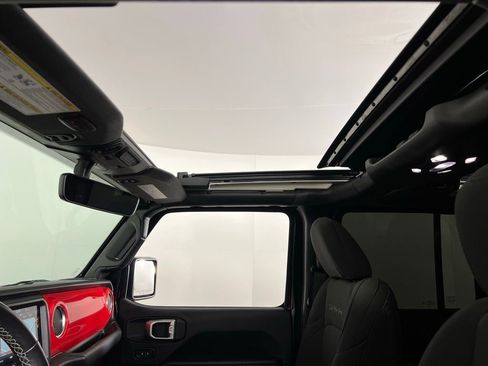 Used 2020 Jeep Wrangler Unlimited Sahara image 23