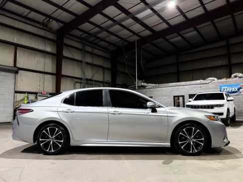 Used 2018 Toyota Camry SE FWD image 4