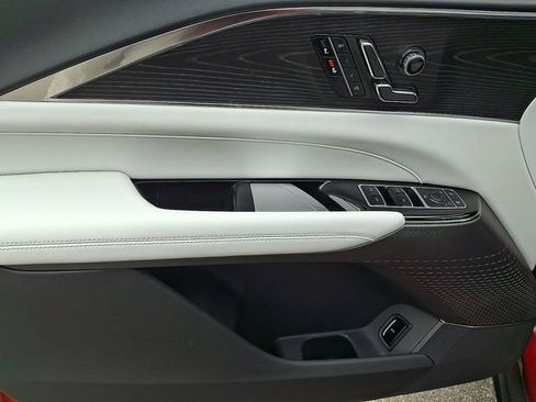 Used 2024 Cadillac Lyriq Luxury image 14