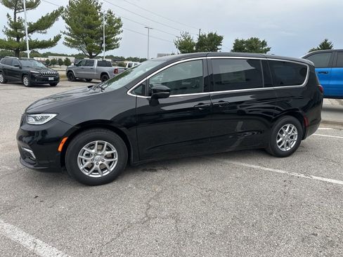 New 2026 Chrysler Pacifica Select image 16