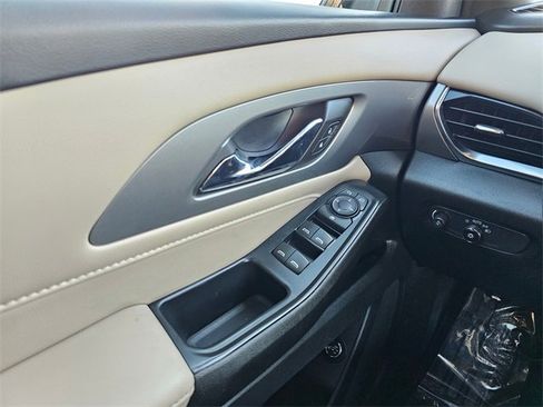 Used 2022 Chevrolet Traverse LT image 28