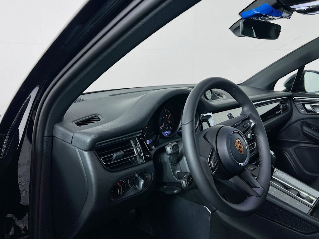 Certified 2026 Porsche Macan AWD/4WD image 4