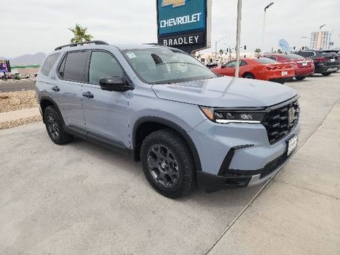 Used 2025 Honda Pilot TrailSport image 2