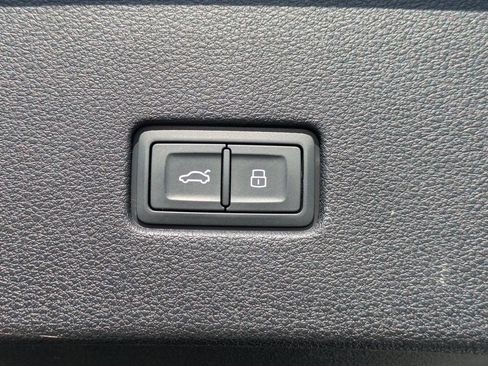 Used 2019 Audi Q8 Premium Plus w/ Premium Plus image 13