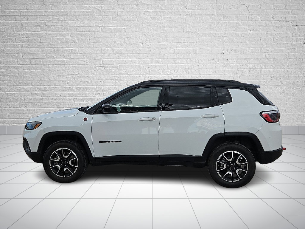 Used 2025 Jeep Compass Trailhawk AWD/4WD image 2