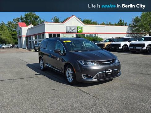 Used 2017 Chrysler Pacifica Touring-L w/ Tire & Wheel Group FWD image 1