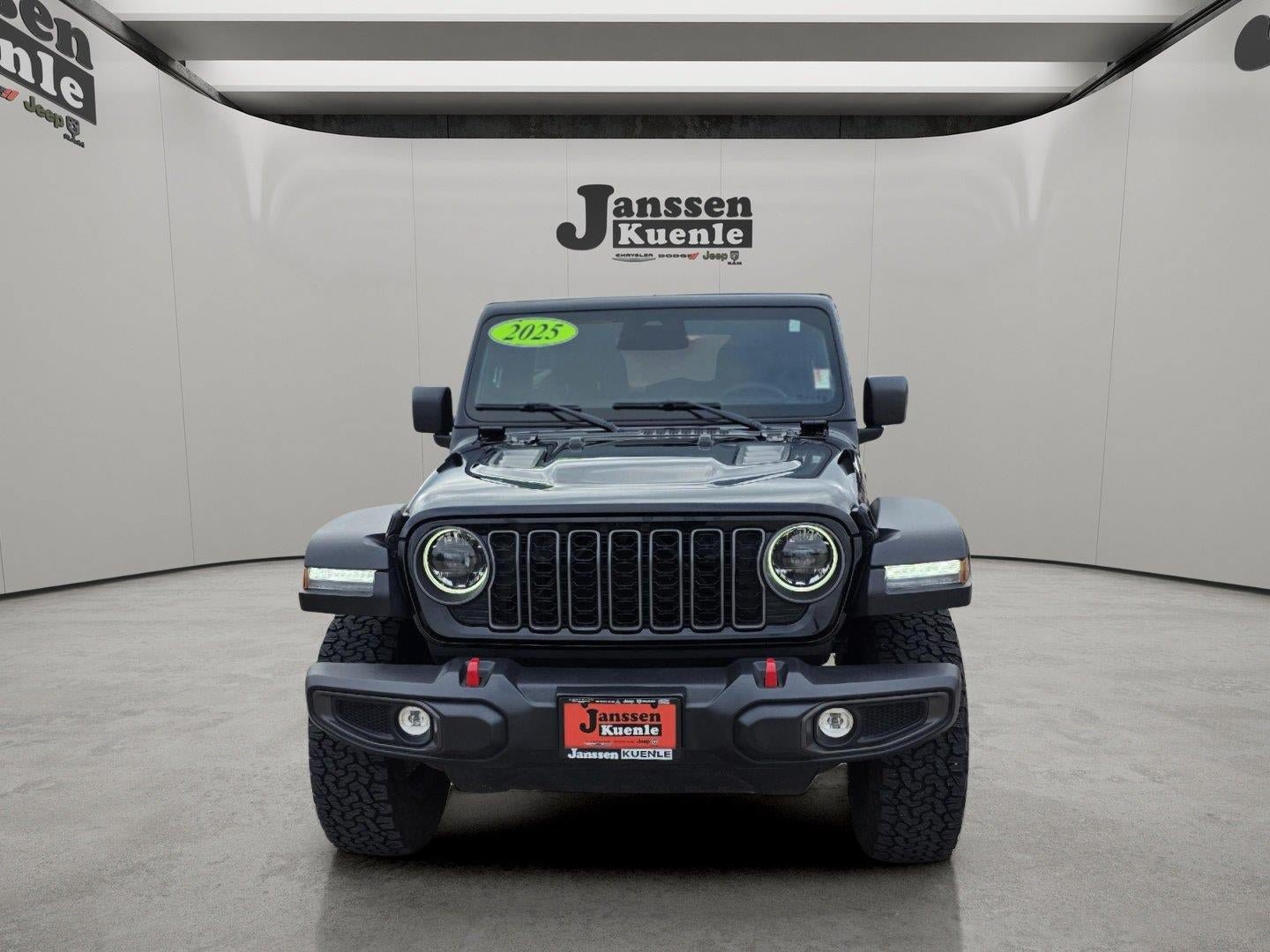 Used 2025 Jeep Wrangler Unlimited Rubicon w/ Convenience Group AWD/4WD image 5